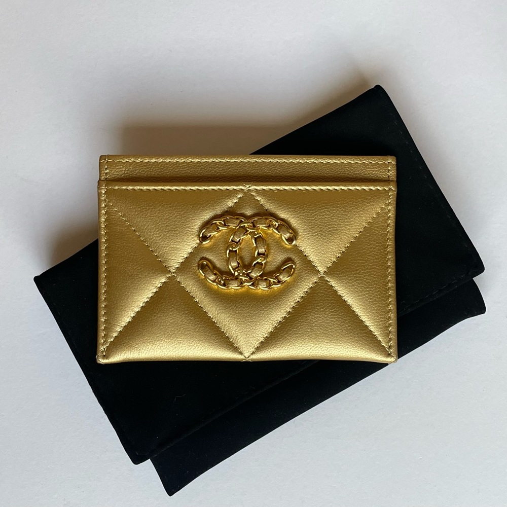 Authentic EUC Chanel 19 Gold Metallic Lambskin Cardholder  ✨